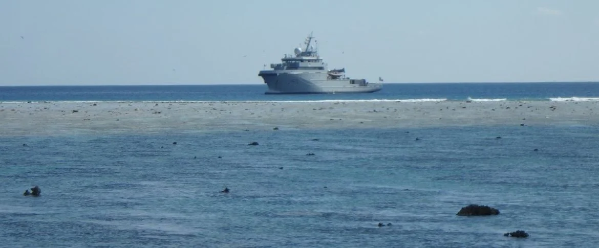 Le bâtiment multi-mission Champlain au large des îles Eparses