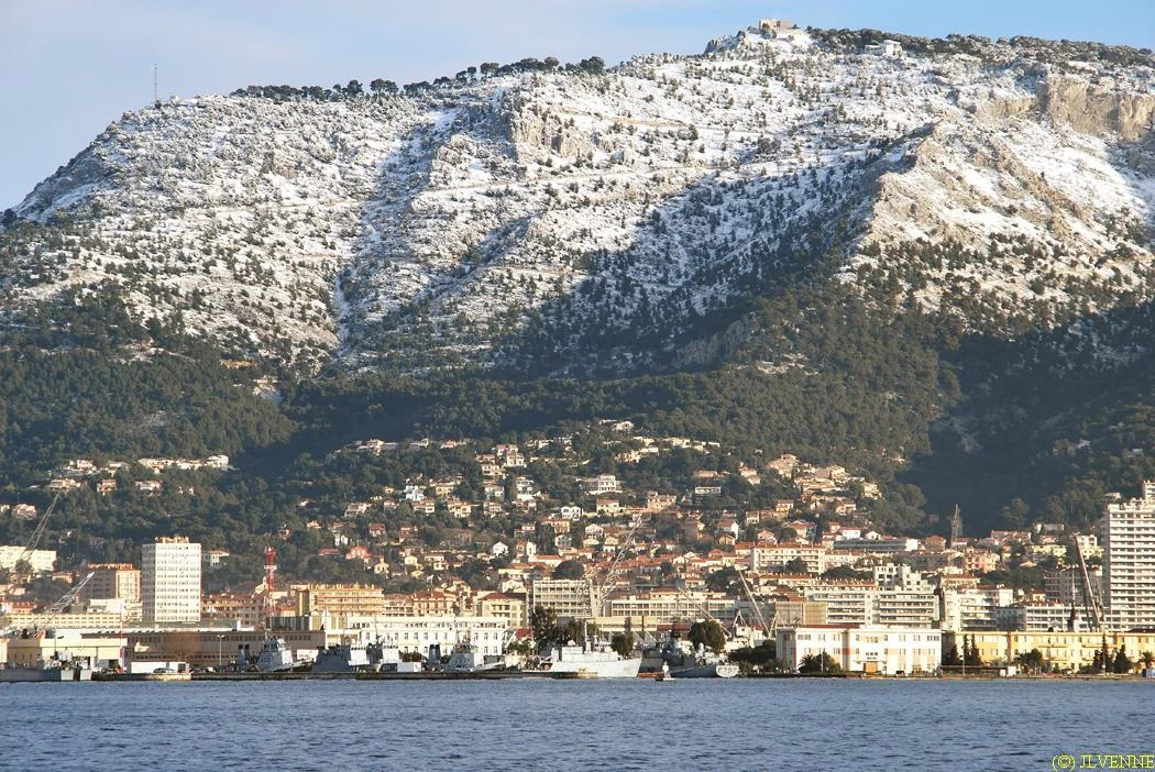 Toulon et ses montages enneigées