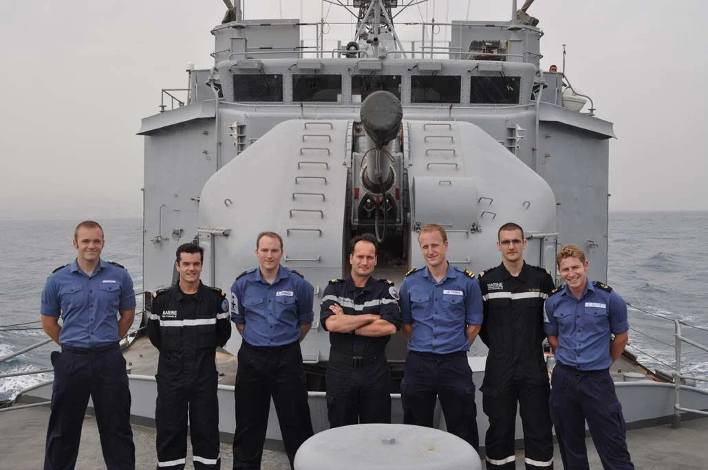 Un aviso de la marine nationale rejoint un groupe amphibie britannique