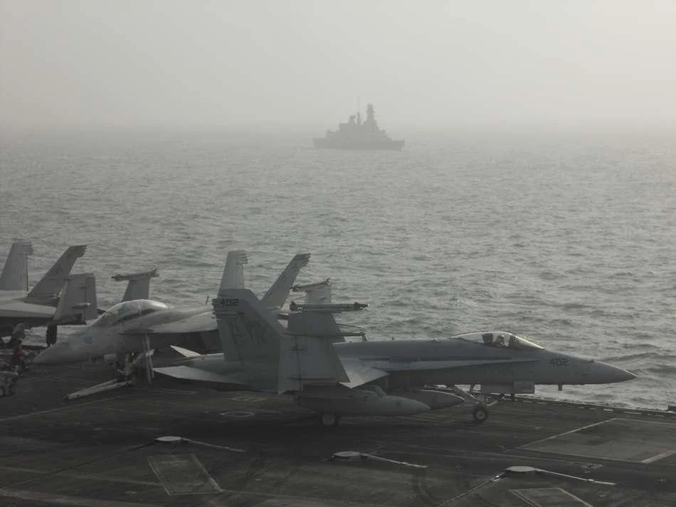 Le Chevalier Paul au côtés du porte-avions américain