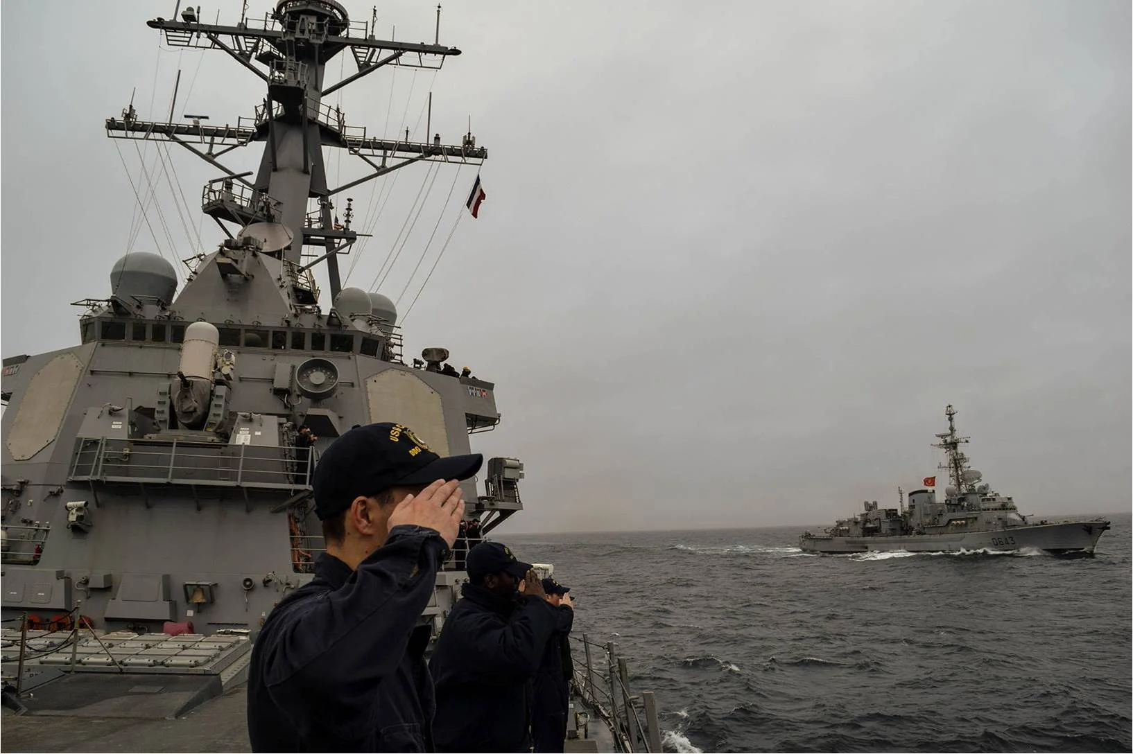 Un destroyer américain salue la frégate Jean de Vienne