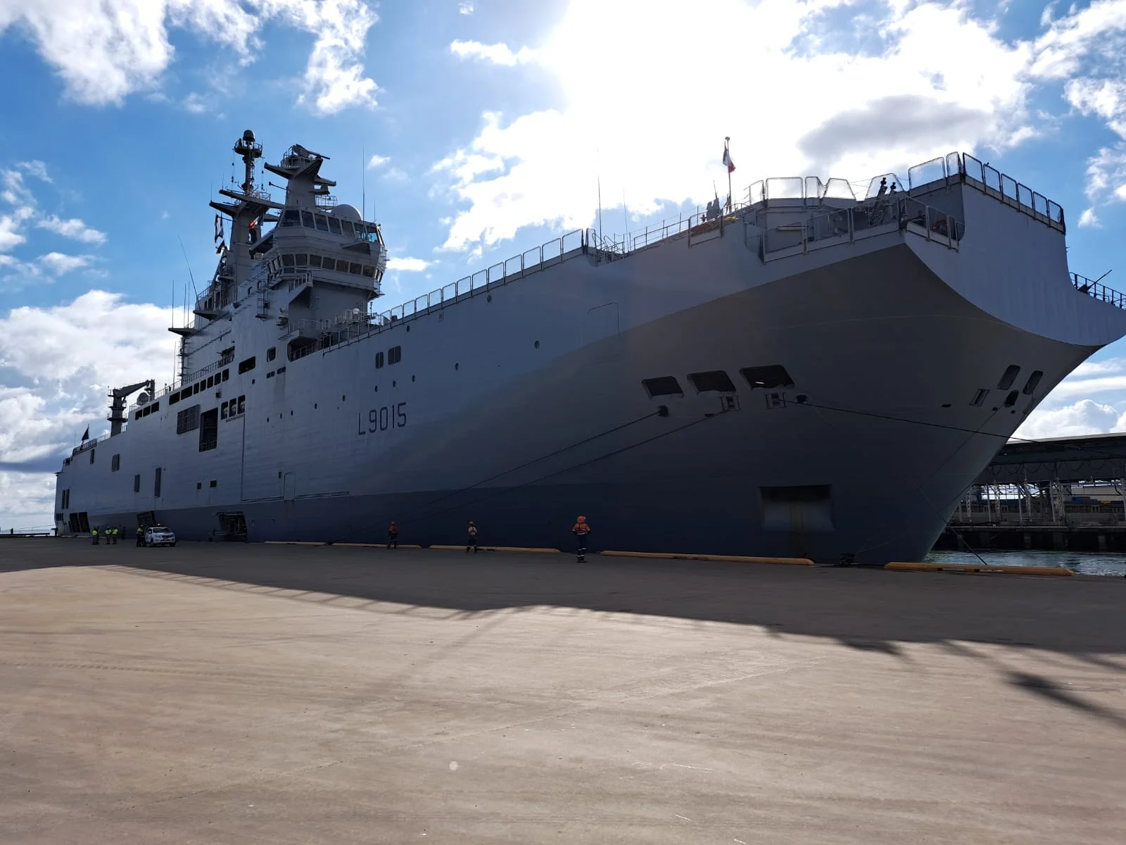 Le porte-hélicoptères Dixmude à quai à Townsville (Australie)