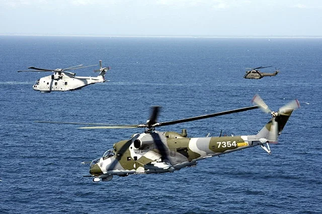 Hélicoptères Merlin, Mi-24 et Puma en formation