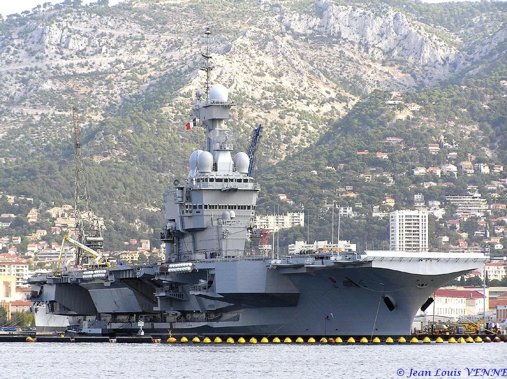 Le porte-avions Charles de Gaulle après son retournement