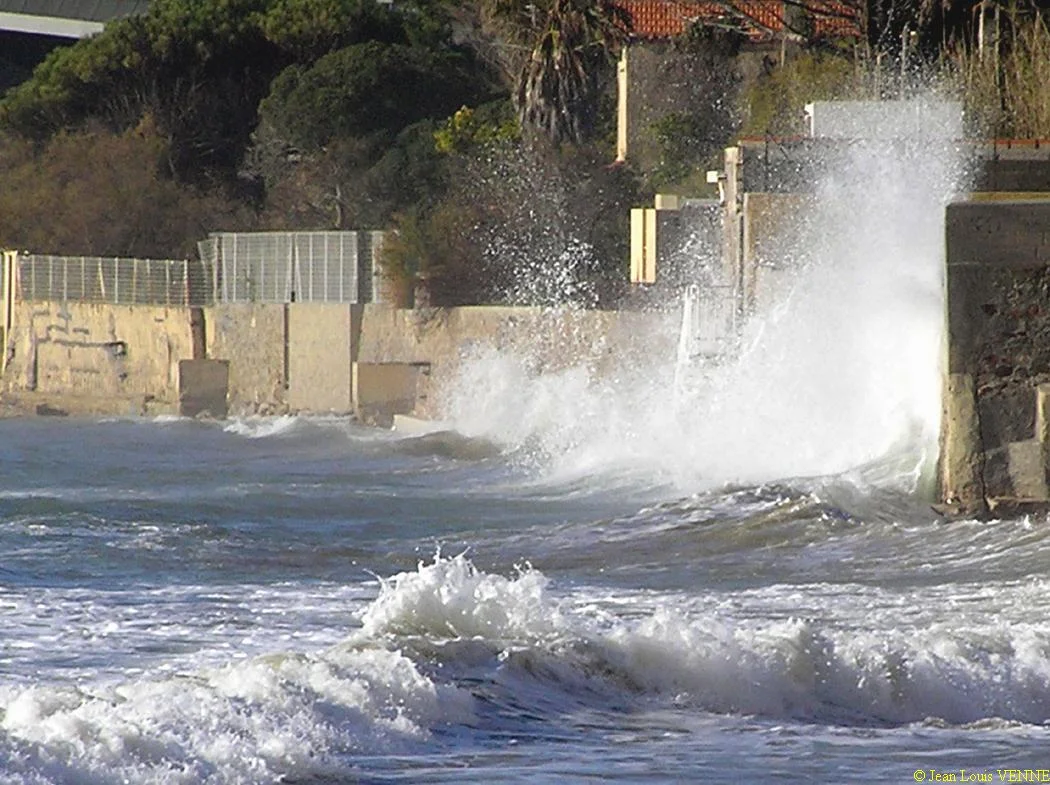 Les vagues se brisent sur le mur de protection