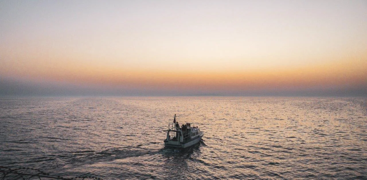 Une vedette hydrographique effectue des relevés