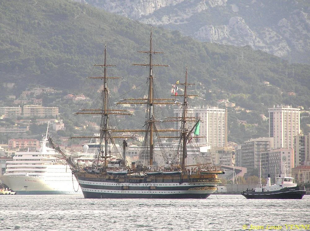 Le voilier école italien Amérigo Vespucci arrive à Toulon
