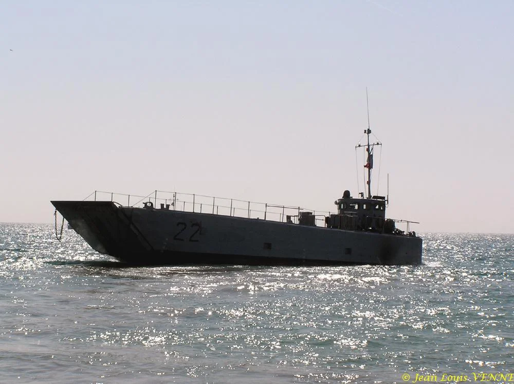 La flottille amphibie s'entraîne sur la plage des Sablettes