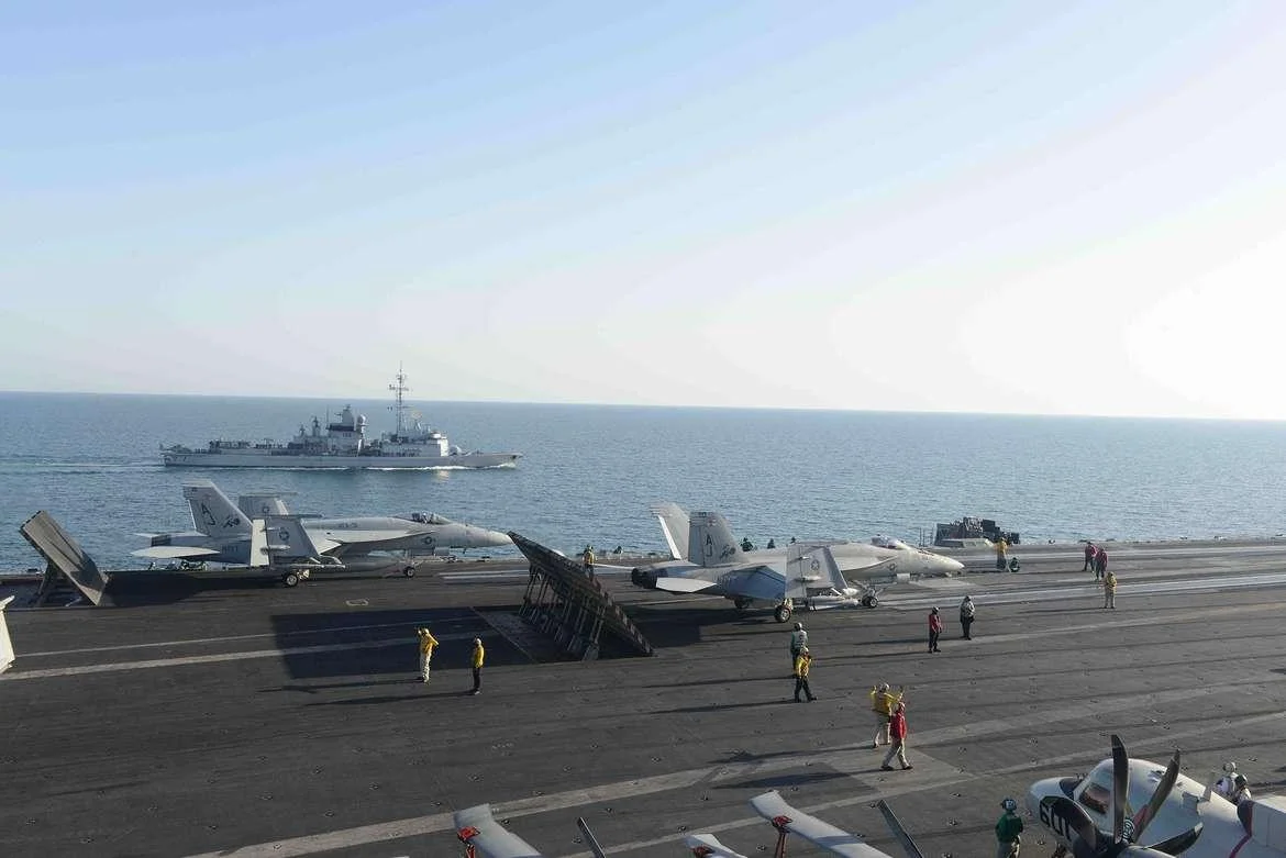 La frégate antiaérienne (FAA) Jean Bart escorte le porte-avions américain USS Bush