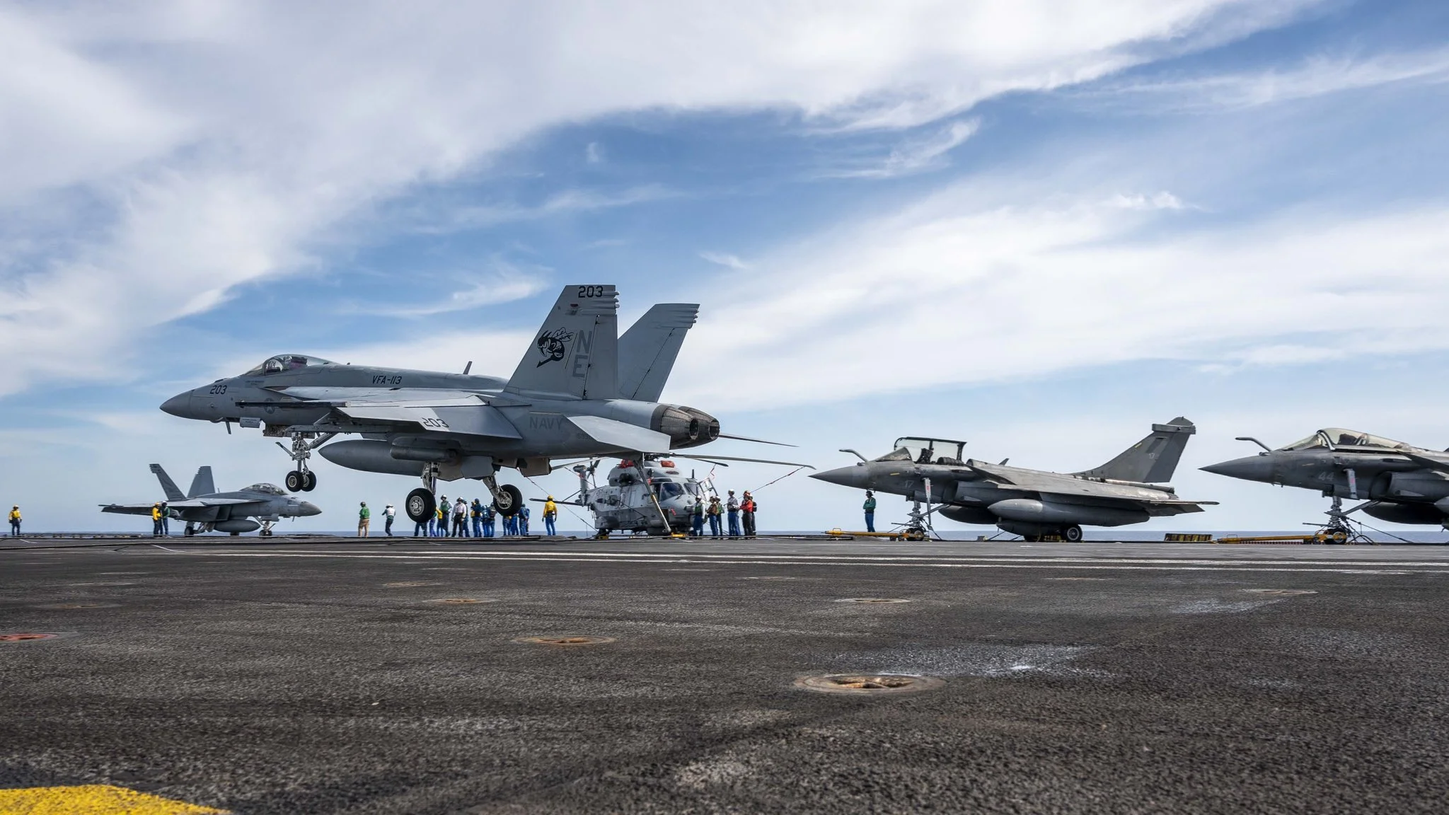Un chasseur F-18 de l'US Navy se pose sur le porte-avions Charles de Gaulle