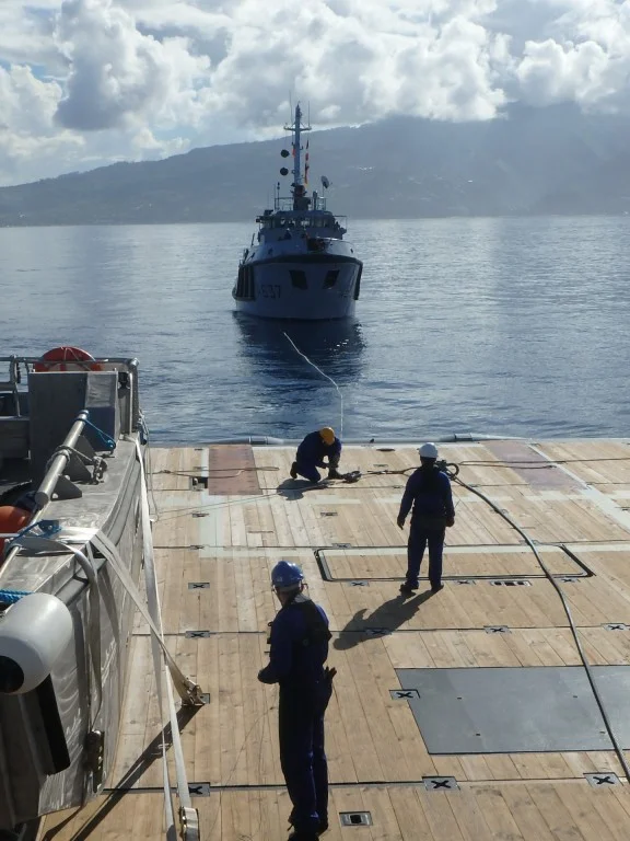 Le Bougainville effectue un exercice de remorquage