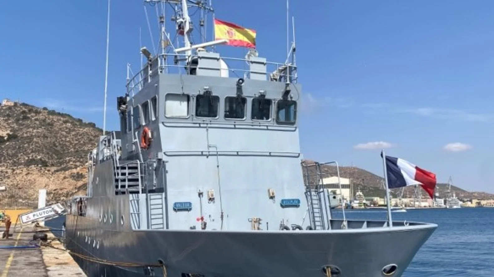 Le bâtiment base de plongeurs démineurs (BBPD) Pluton dans le port de Carthagène (Espagne)