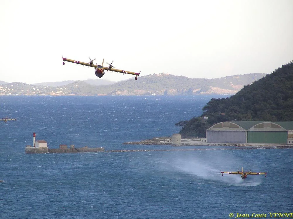 Les Canadairs interviennent au-dessus de Saint Mandrier