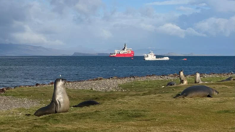 Le patrouilleur polaire L’Astrolabe devant les îles Crozet