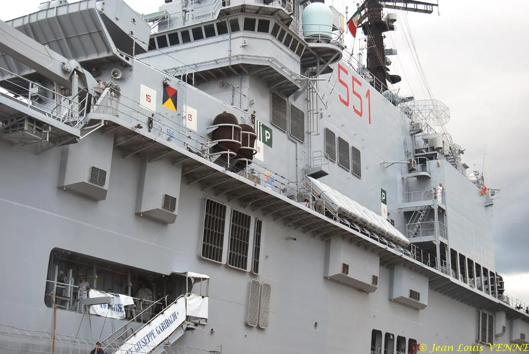 Le porte-avions Garibaldi