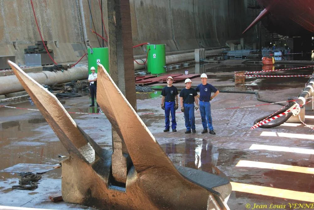 Le Charles de Gaulle ré-embarque ses lignes de mouillage