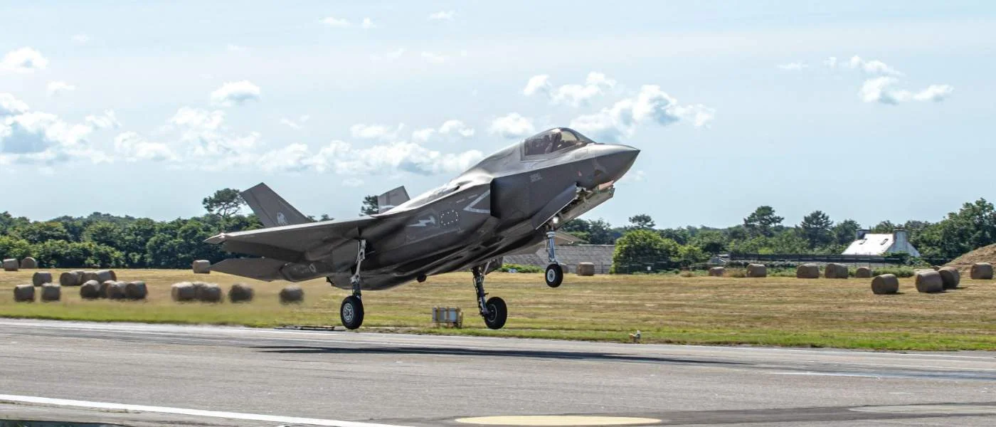 Un chasseur F-35 itaalien se pose à Landivisiau