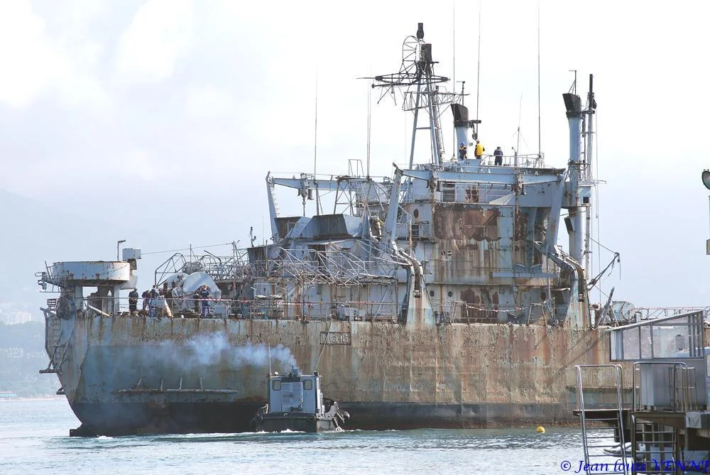 La coque de l’ex-Argens transférée à la base navale de Toulon