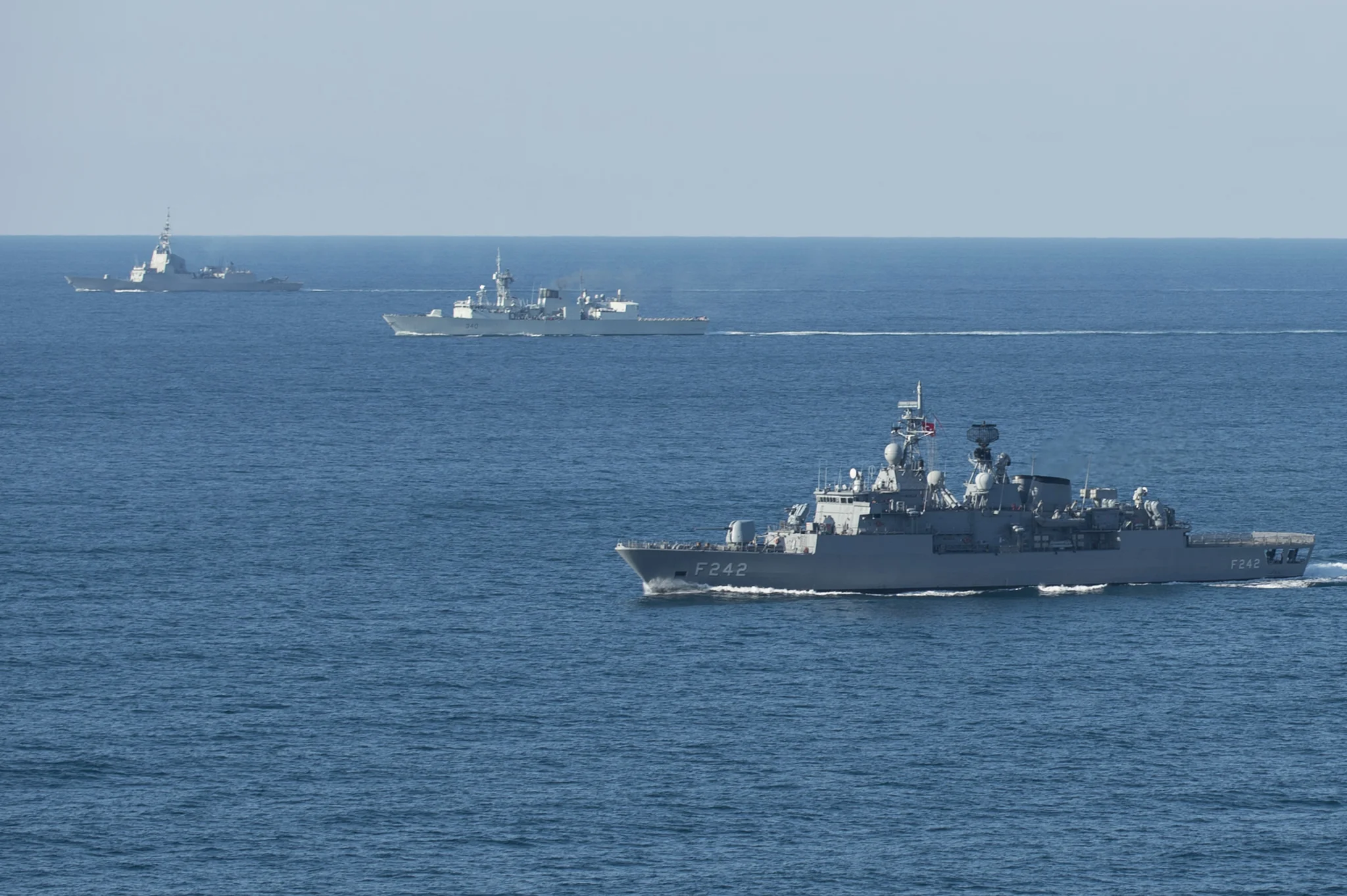 La frégate canadienne St. John’s et la frégate espagnole Almirante Juan de Borbon