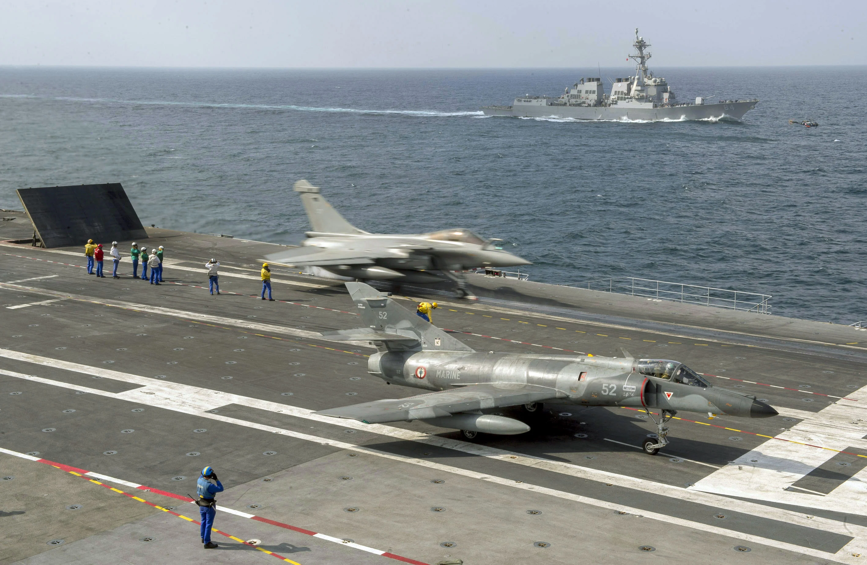 Décollage d'un Super-Etendard et d'un Rafale depuis le pont du porte-avions Charles de Gaulle
