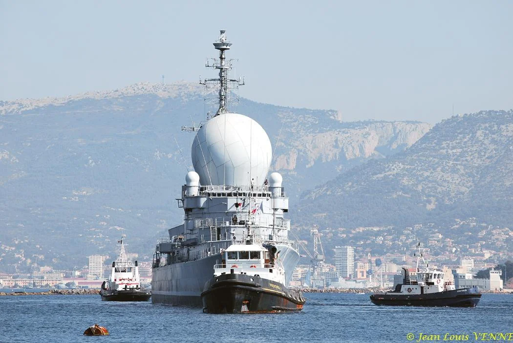 La coque de l'ex-Duquesne remorquée vers St-Mandrier