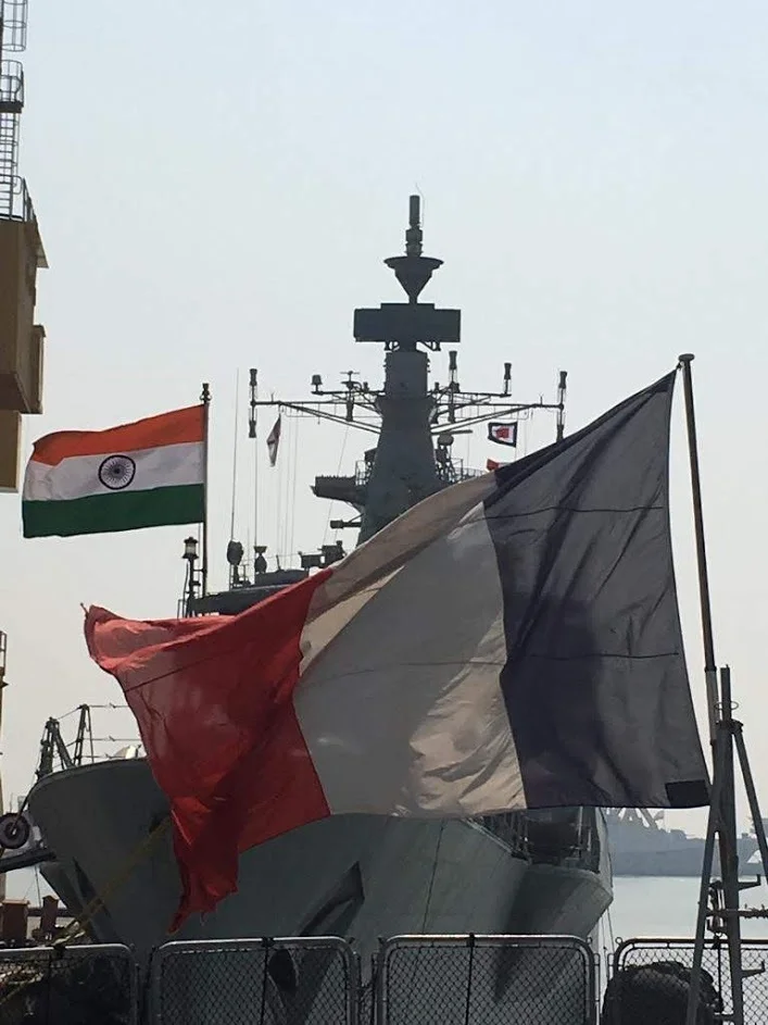 Un bâtiment de la marine indienne accosté derrière la frégate Cassard