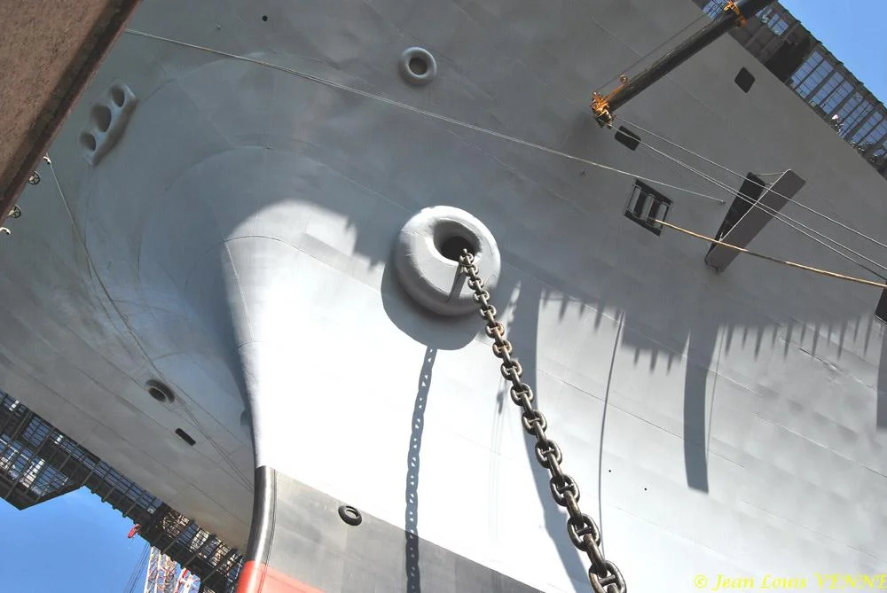 Le Charles de Gaulle ré-embarque ses lignes de mouillage