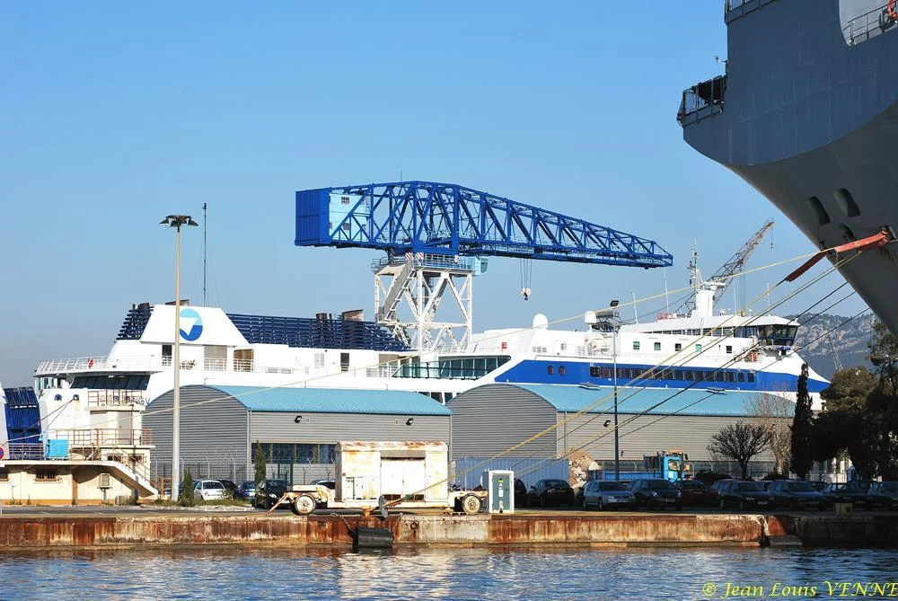 Le Liamone entre dans un bassin de DCNS à Toulon