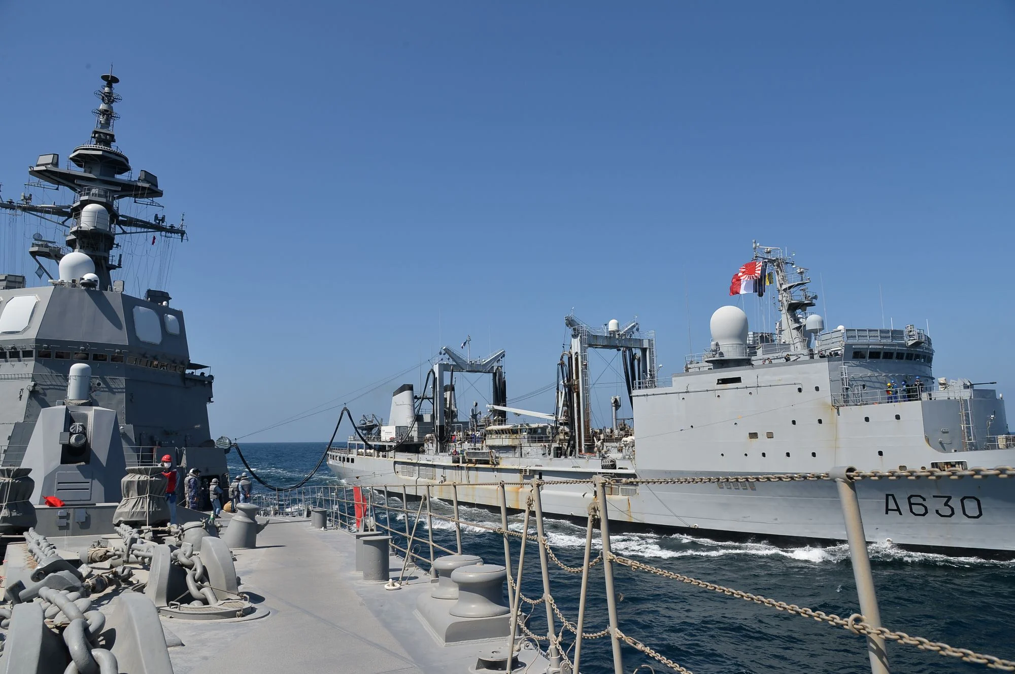 Le destroyer japonais Suzutsuki se ravitaille auprès de la Marne