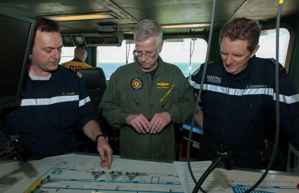 Le commandant du groupe aéronaval américain rend visite à son homologue français