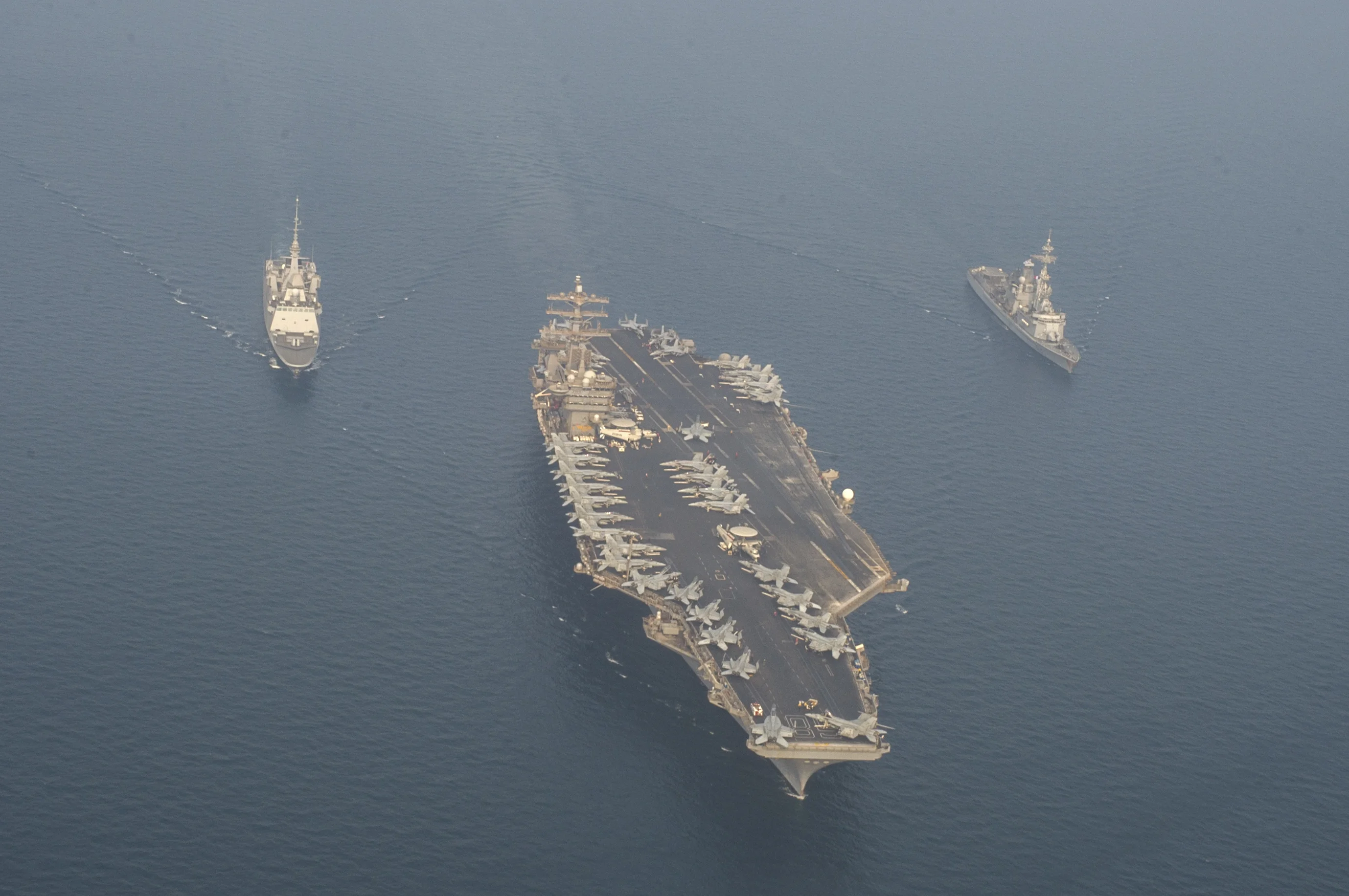 Le porte-avions américain USS Nimitz, la frégate de défense aérienne Jean Bart et la frégate Auvergne dans le golfe Arabo-Persique