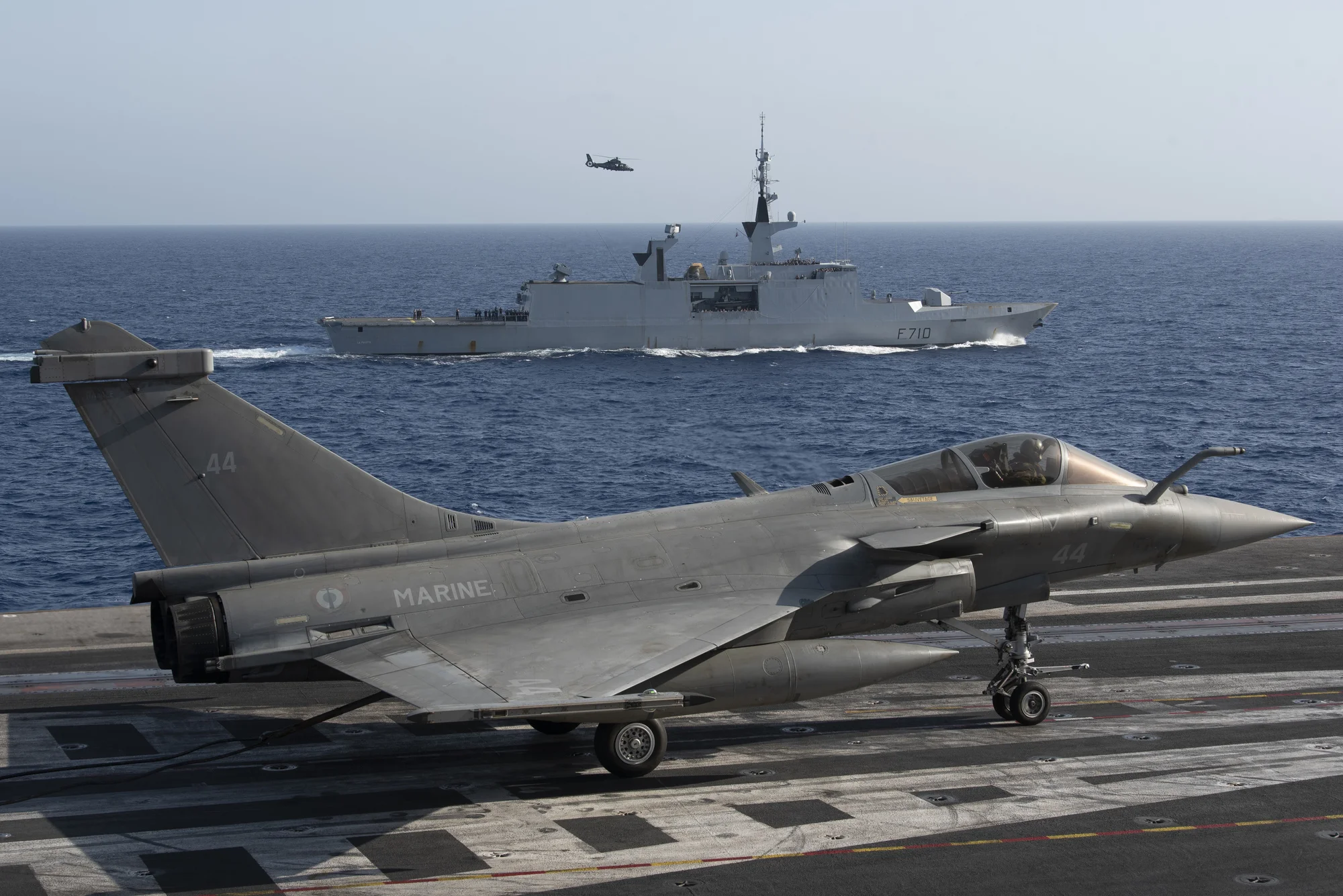 La frégate La Fayette aux côtés du porte-avions Charles de Gaulle