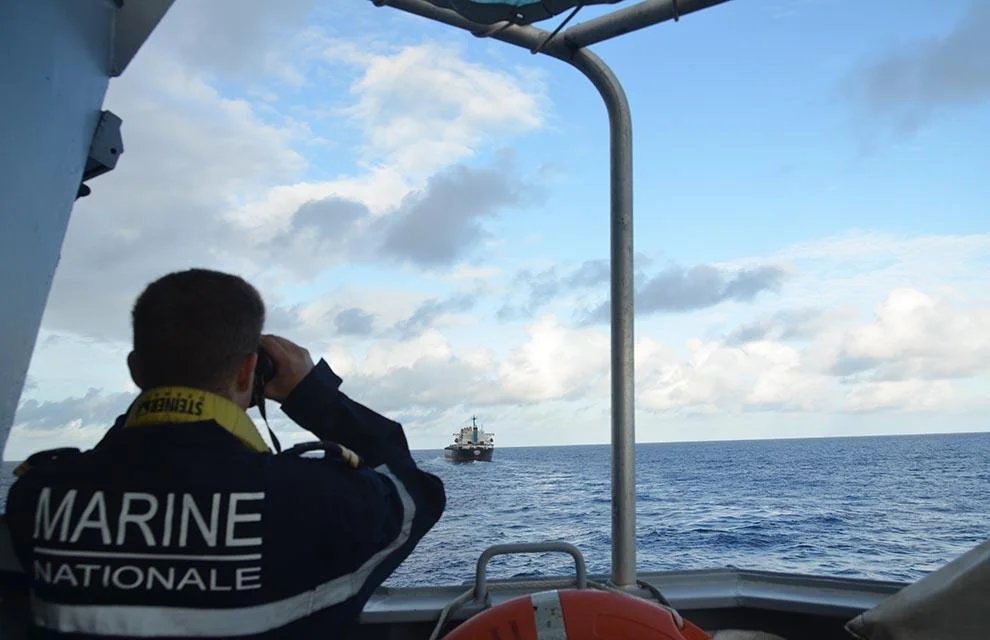 La frégate Nivôse escorte un navire du PAM