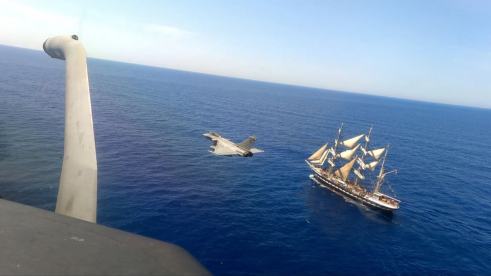 Deux Rafale Marine survolent le Bélem