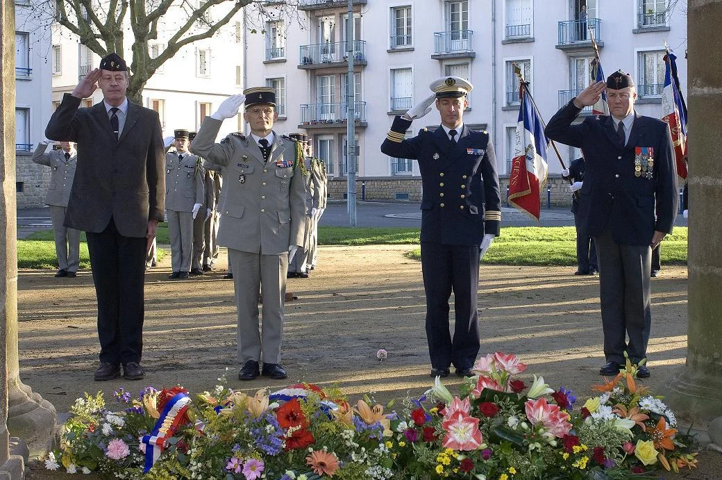 Dépôt de gerbes devant l’ancienne caserne Fautras
