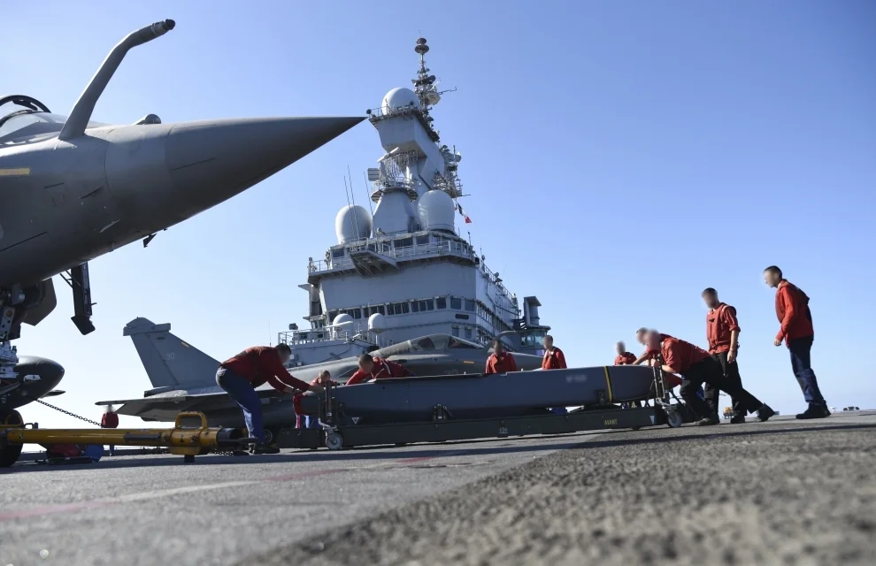 Un missile SCALP sur le pont du Charles de Gaulle
