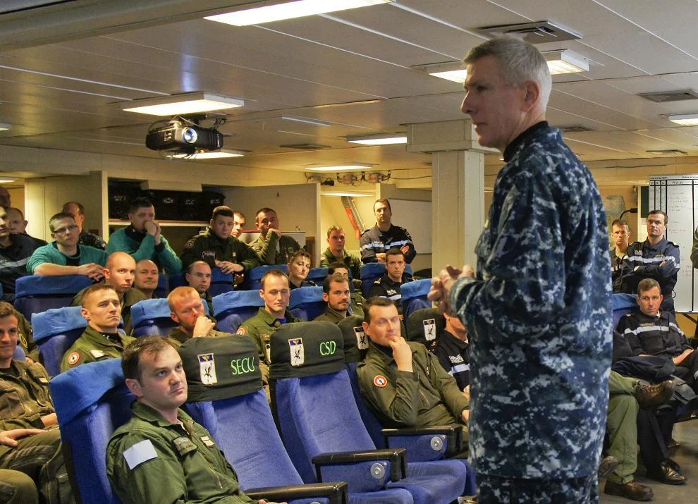 L’amiral Samuel J. Locklear, III, discute avec des pilotes français