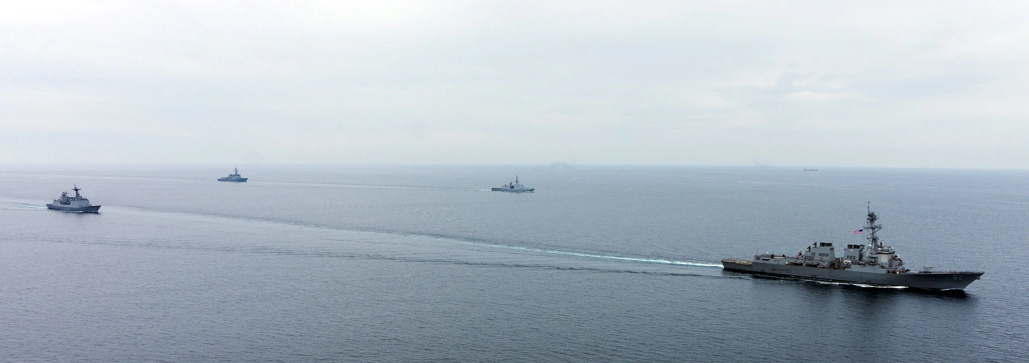 Un destroyer américain, l’USS Lassen, et 2 destroyers sud-coréens, le Seoae Ryu Seong-ryong et le Gang Gam-chan, aux côtés de la frégate Aconit