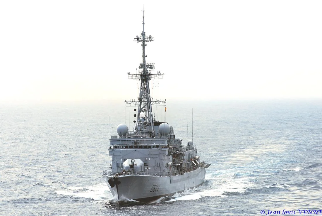 La frégate Primauguet se présente pour un ravitaillement à la mer