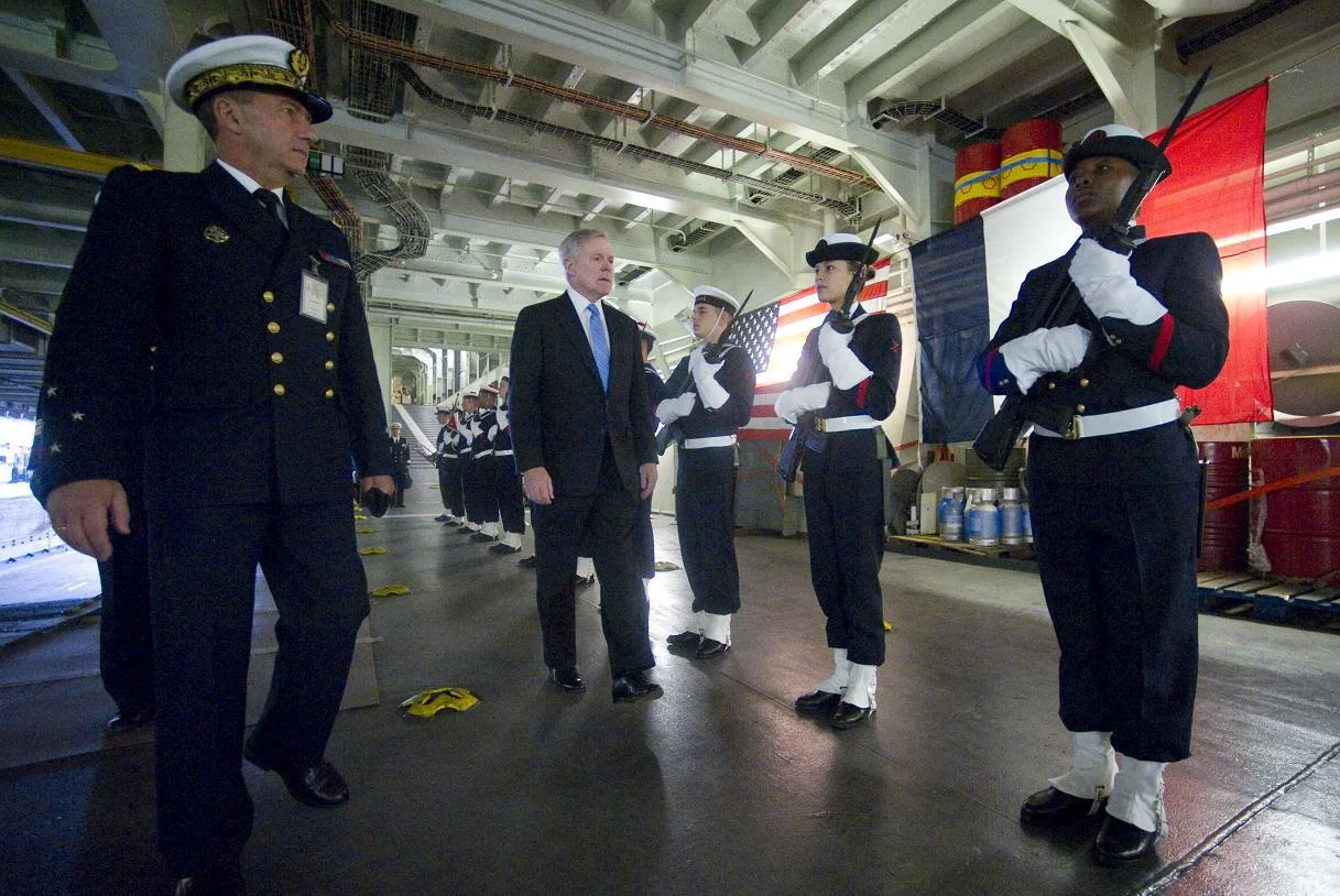 Ray Mabus, secrétaire américain à la Marine, et le vice-amiral d’escadre Aubriot, commandant la Force d’Action Navale, passent en revue la garde d'honneur du BPC Mistral