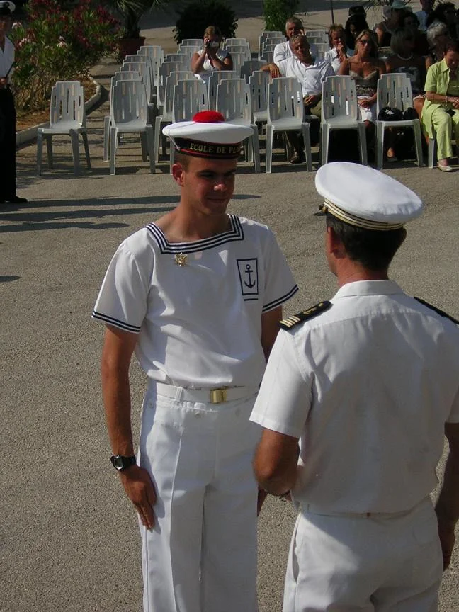 Un élève du BAT reçoit son insigne de plongeur-démineur