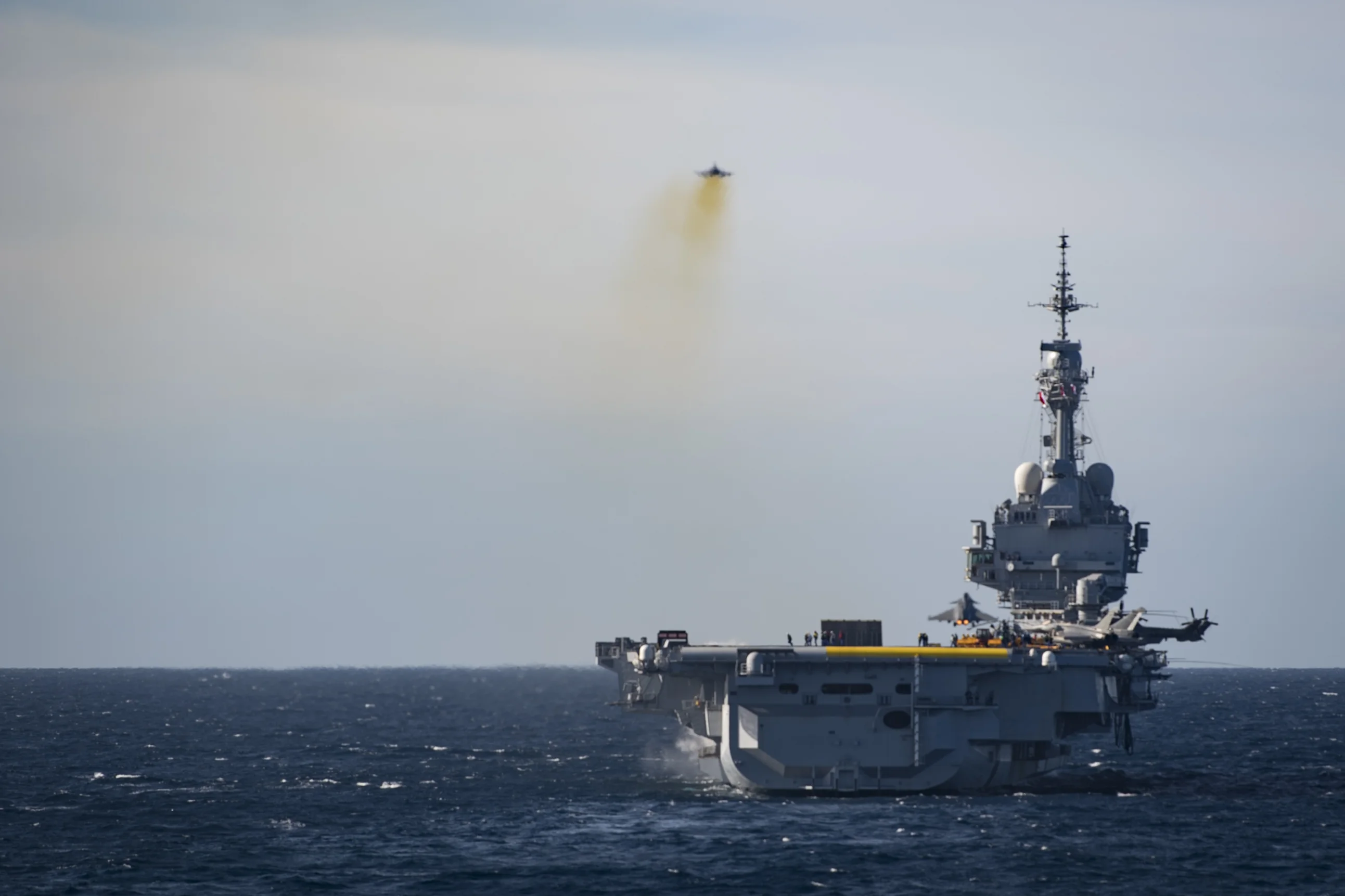 Un Rafale Marine décolle du pote-avions Charles de Gaulle
