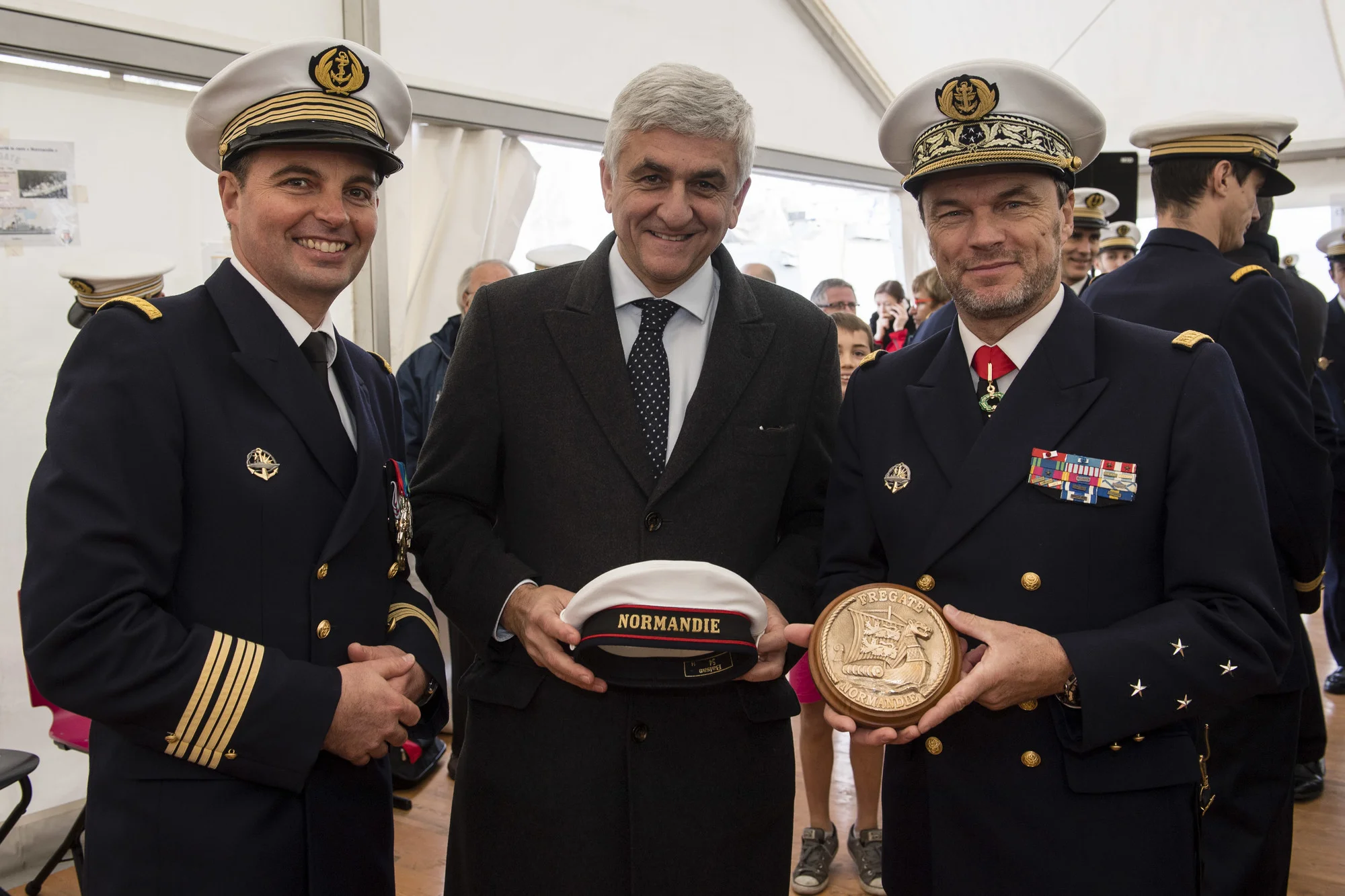 Remise de cadeaux protocolaires au président de la région Normandie