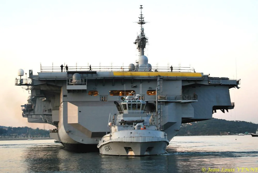 Le Charles de Gaulle sort du bassin