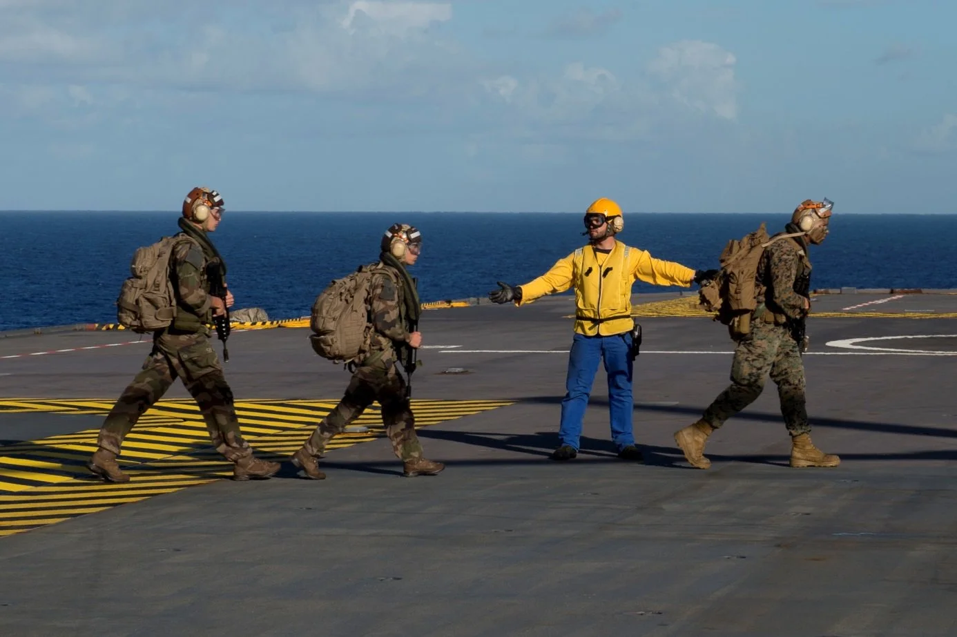 Des Marines de l’US Marine Corps (USMC) sur le pont du BPC Mistral