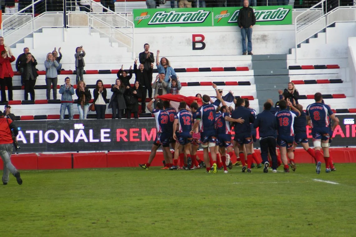 L'équipe vainqueur fait un tour d'honneur