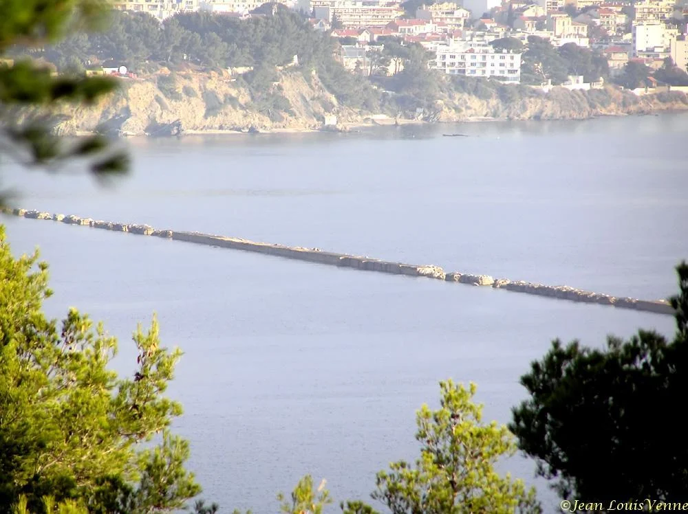 La jetée qui protège la rade de Toulon