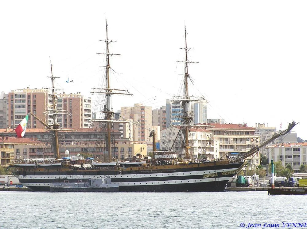 L’Amerigo Vespucci dans le port de Toulon