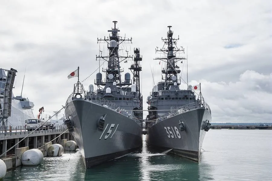 Deux batiments-école de la marine japonaise en escale à Brest