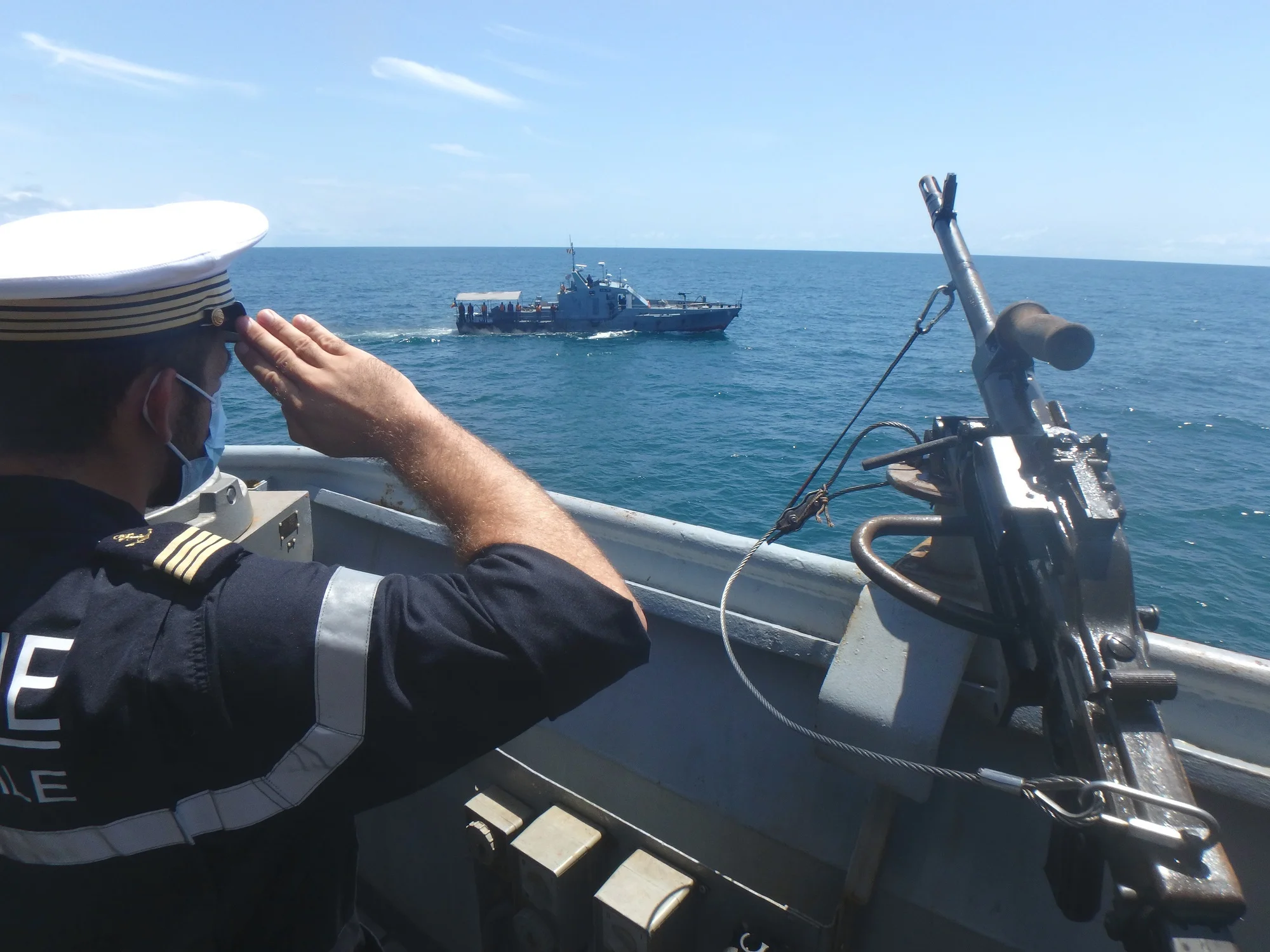 Le commandant du Cdt Ducuing salue le patrouilleur béninois Matelot Brice Kpomassé